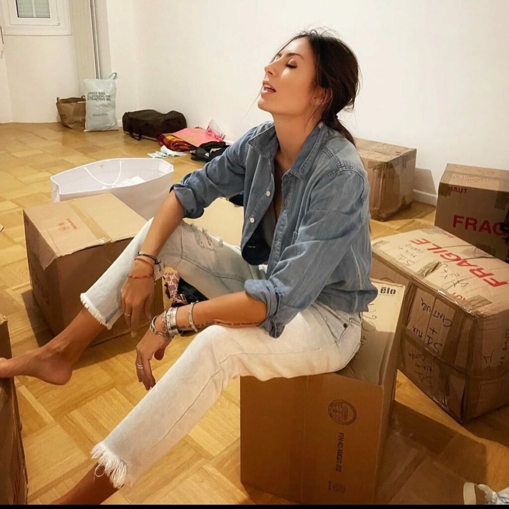 Elisabetta Gregoraci, Sono in mood: fai scatoloni, disfa scatoloni  Ragazzi…sono giorni di TRASLOCO pe… su Instagram per i suoi fan