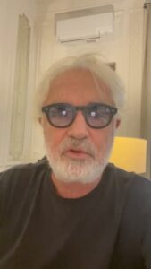 Flavio Briatore, Cerchiamo giovani preparati, cool, pieni di energia e di voglia di lavorare, sal… su Instagram incanta i suoi fan