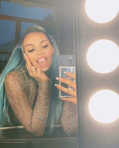 Rose Villan, C’è la luna nella stanza quando sento lei che canta  Eva + Eva con  fuori a mezz… su Instagram delizia i suoi fan