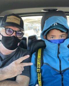 C'è chi lo chiama "il re della notte" e chi lo definisce "l'uomo delle mille storie", ma tutti sono...