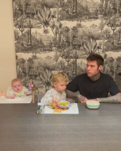 Se c'è una cosa che definisce Fedez, è la sua capacità di dividere il pubblico come un piatto di...