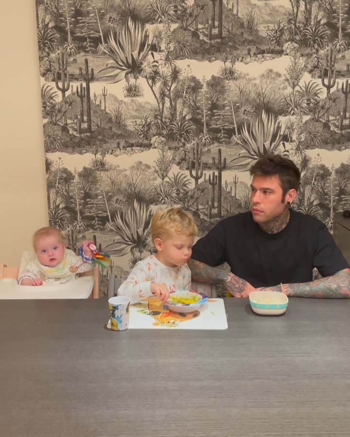 Fedez Quando sbagli outfit per la cena a casa...