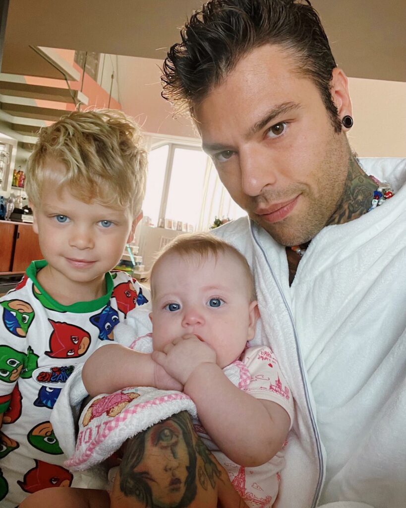 Fedez, Gli occhi azzurri come il papà… su Instagram delizia i suoi fan