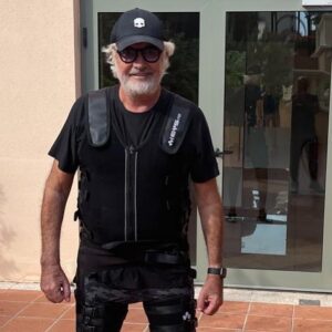 Flavio Briatore, Oggi mi sono allenato con un giubbotto di ultima generazione con gli elettrodi…l… su Instagram per i suoi fan