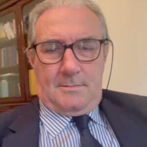 Immaginate un mondo in cui il gossip è pane quotidiano e i paparazzi sono più temuti dei venditori...