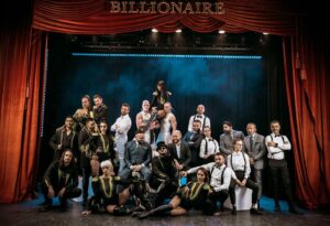 Sono bastati pochi capelli grigi e un sorriso smagliante per trasformarsi da rampante manager della...