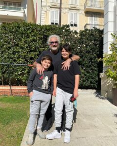 Flavio Briatore, il magnate dell'imprenditoria italiano con un taglio di capelli che fa invidia...