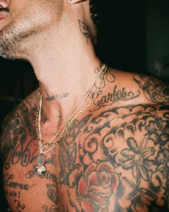 Eccolo qui, il mitico Fabrizio Corona! Quell'uomo che fa impennare le vendite di giornali...