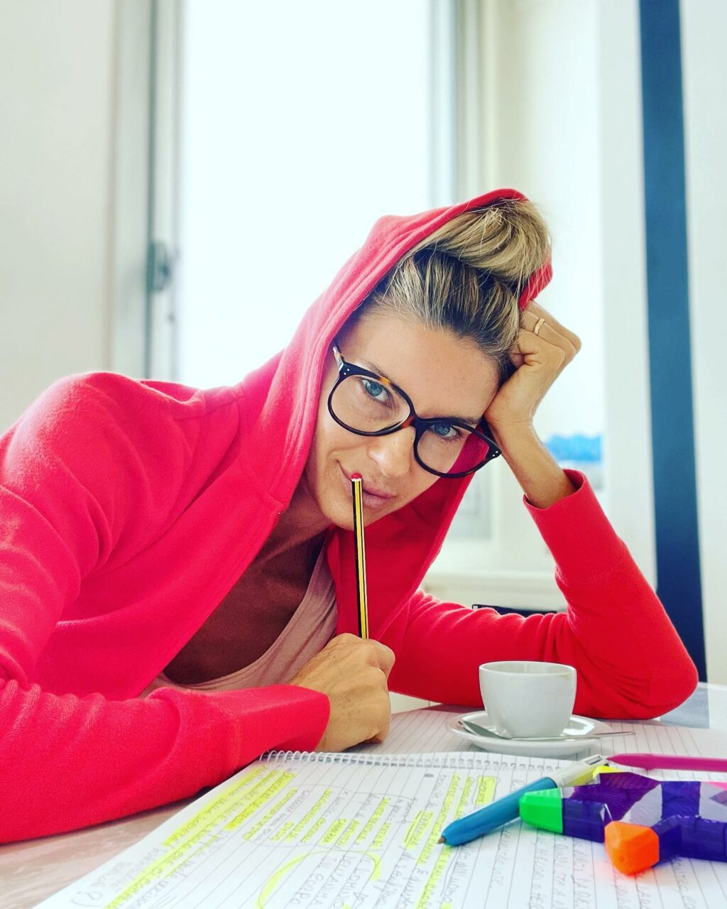 Martina Colombari, E grazie a questo riposo forzato son tornata a guardarmi gli appunti di filosofi… su Instagram incanta i suoi fan