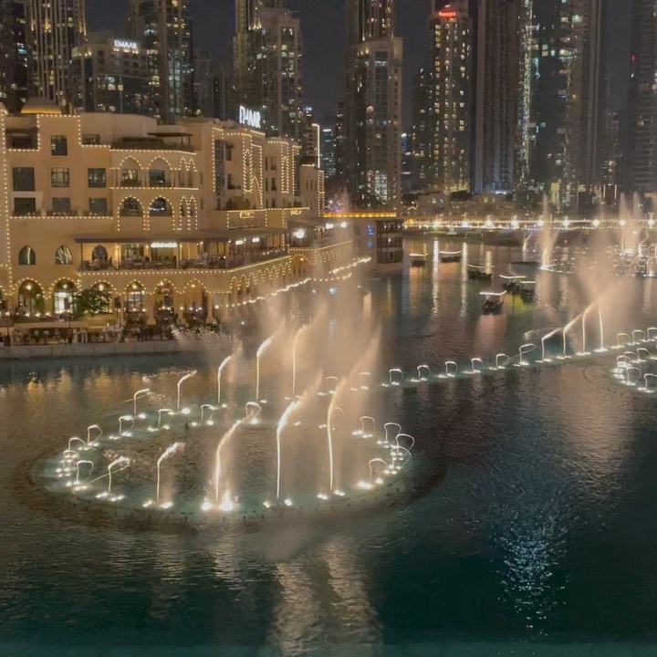 Elisabetta Gregoraci Ogni volta che vengo a Dubai non vedo l’ora dì vedere questi giochi di acqua, mu...