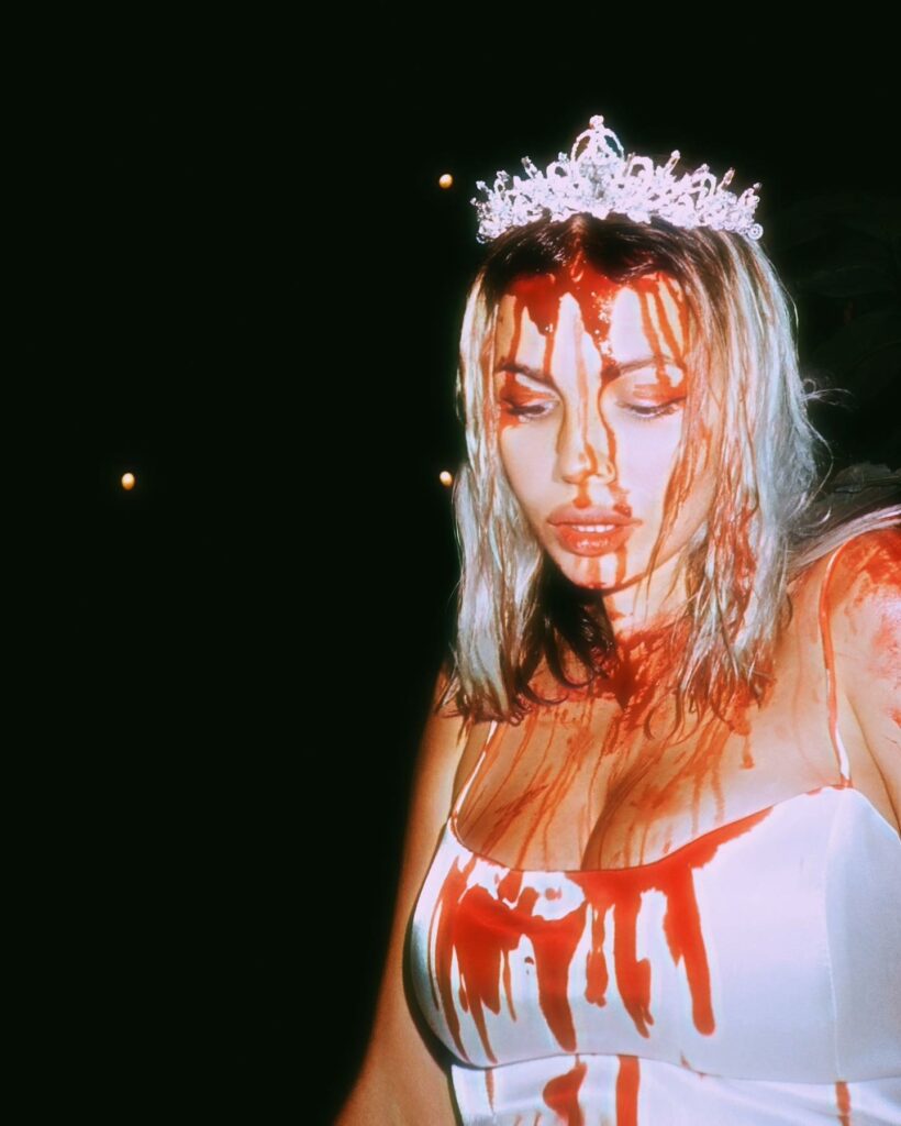 Rose Villan, take Carrie to the prom… su Instagram stupisce i suoi fan
