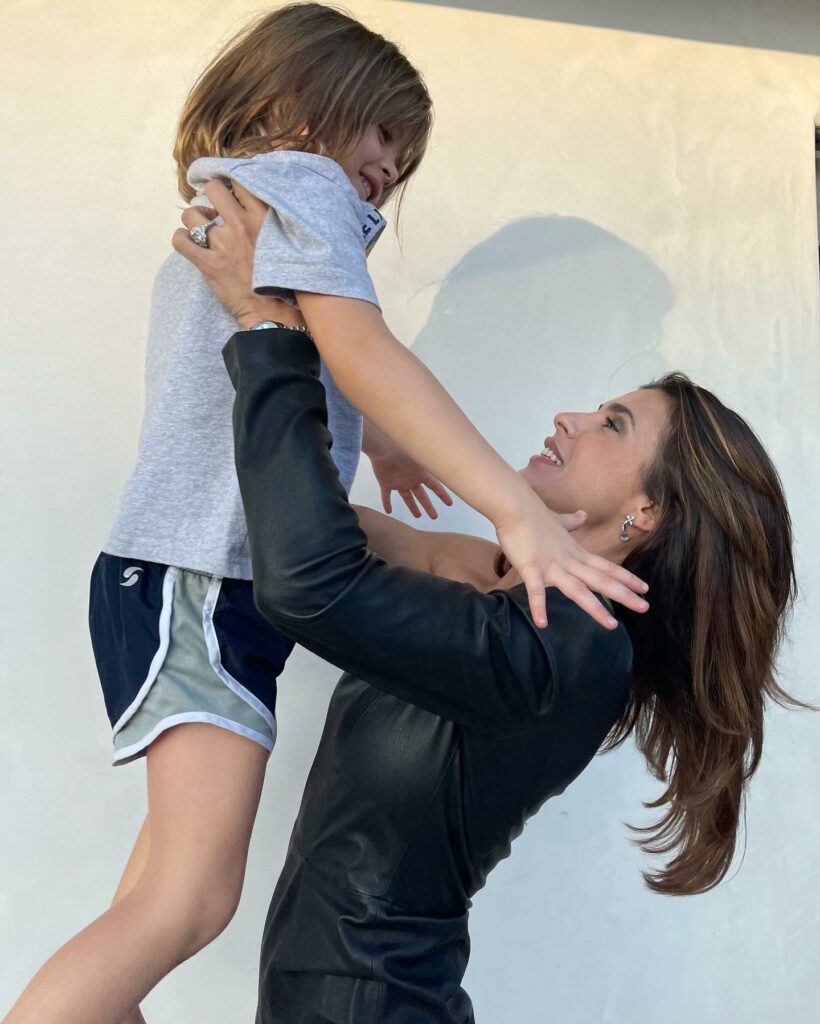 Elisabetta Canalis, … su Instagram delizia i suoi fan