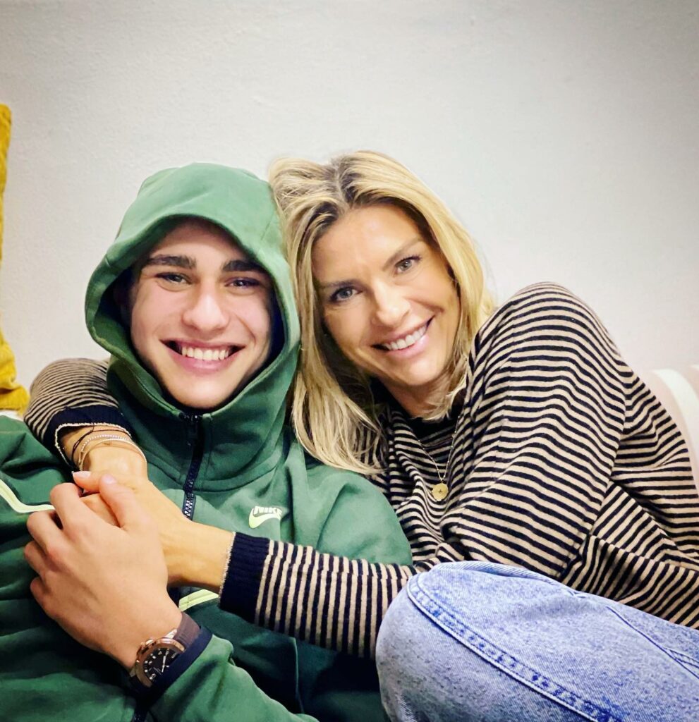 Martina Colombari, Mai come oggi amo essere NEGATIVA !!!… su Instagram incanta i suoi fan