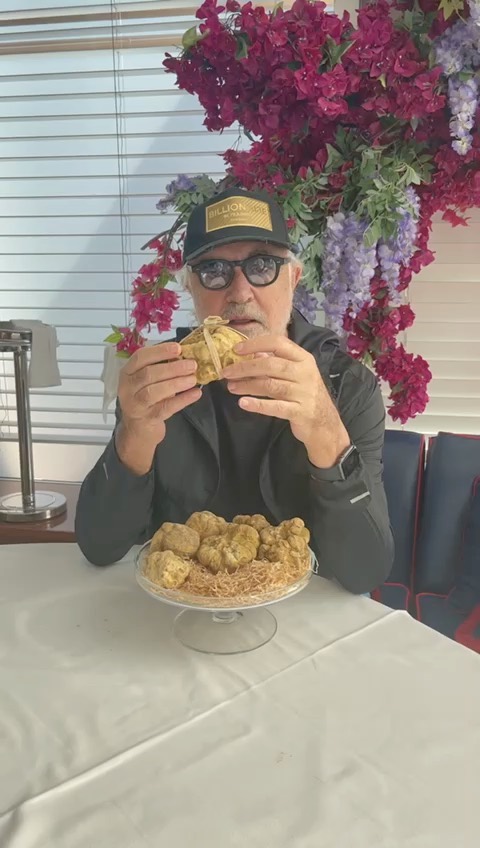 Flavio Briatore Da  sono arrivati i fantastici e introvabili tartufi bianchi d’Alba.
Vi aspetto...