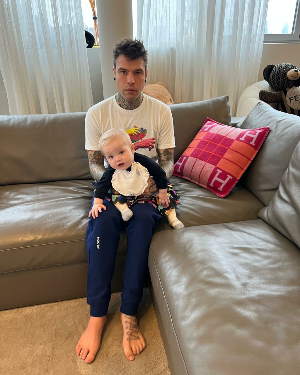 Se c'è una cosa che Fedez non sa fare, quella è di passare inosservato. Con la sua personalità sopra...