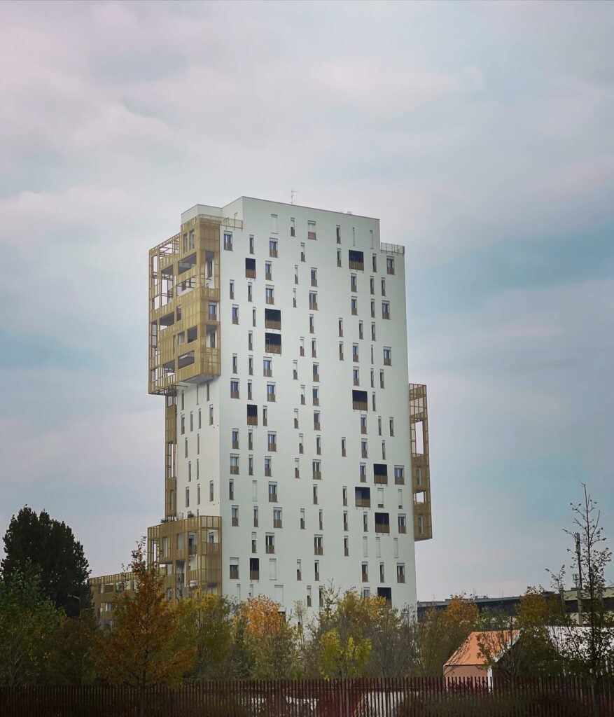 Selvaggia Lucarelli, Questo è un palazzo venuto su nel giro di poco nella prestigiosa zona Citylife, … su Instagram incanta i suoi fan