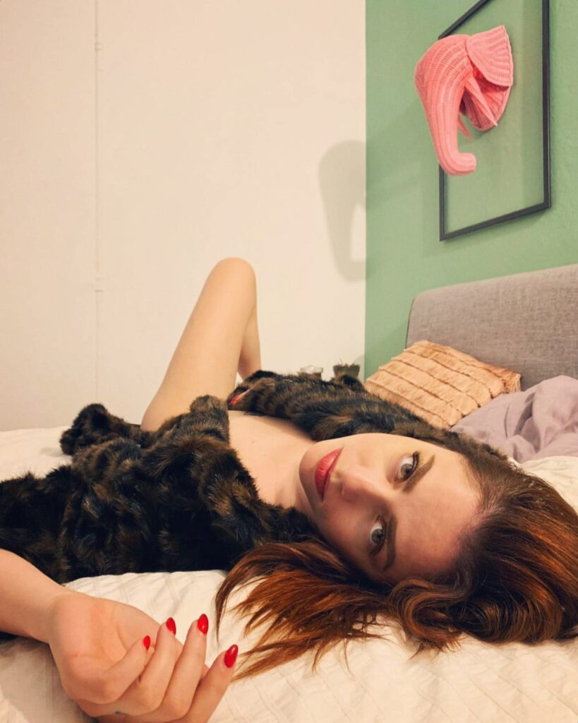 Annalisa, Chilling con pelliccia finta ed elefante rosa… su Instagram stupisce i suoi fan