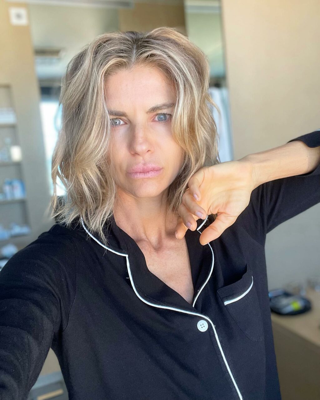 Ebbene sì, cari amici, oggi parleremo di Martina Colombari, la regina indiscussa del bello e del...