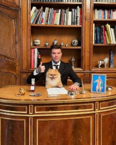 C'è un rapper italiano che non passa inosservato, con i suoi testi taglienti e le sue esibizioni...