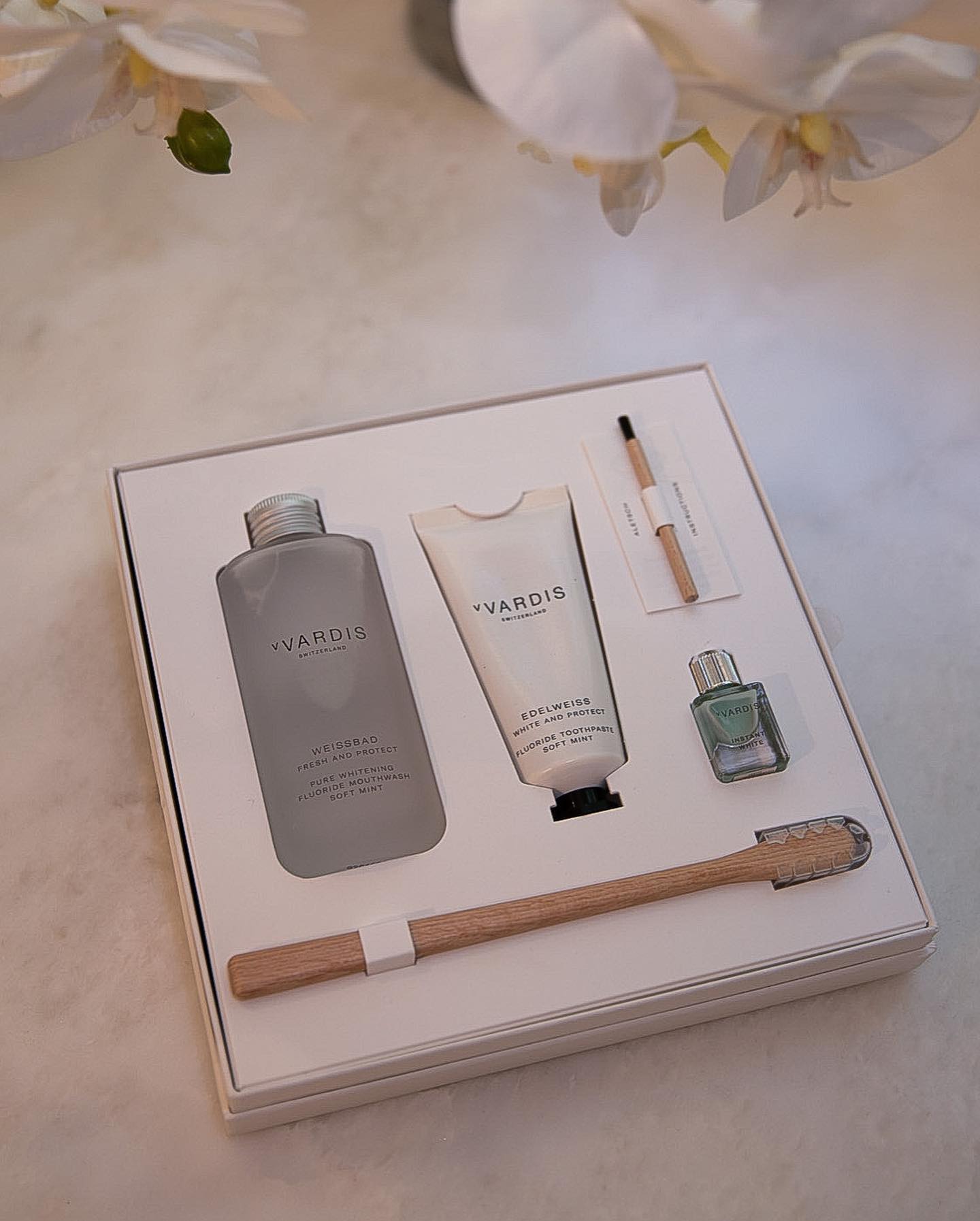 Elisabetta Canalis Nuovo rituale per il mio sorriso grazie al kit di
ad...