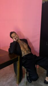 Il simpatico Fabrizio Corona, noto come il re dei paparazzi italiani, è come un mix esplosivo tra un...