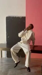 Vi presento il "re delle paparazzate", l'uomo che con un clic riesce a mandare in tilt gli animi...