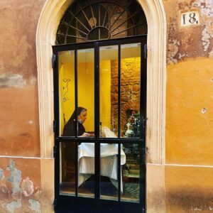 Selvaggia Lucarelli: una presenza travolgente e imprevedibile nel panorama mediatico italiano. Con...