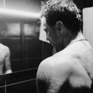 Fabrizio Corona, l'uomo dai mille acciacchi giudiziari e dalle mille facce, ha fatto delle storie di...