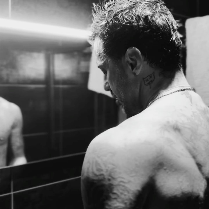 Fabrizio Corona, l'uomo dai mille acciacchi giudiziari e dalle mille facce, ha fatto delle storie di...