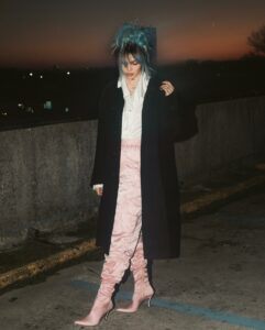 Rose Villan è la regina dell'ironia e dell'intelligenza tagliente. Con la sua battuta pronta e il...