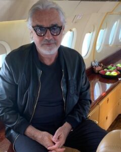 Flavio Briatore, ex manager di Formula 1 e re della discoteca, potrebbe essere definito come il mix...