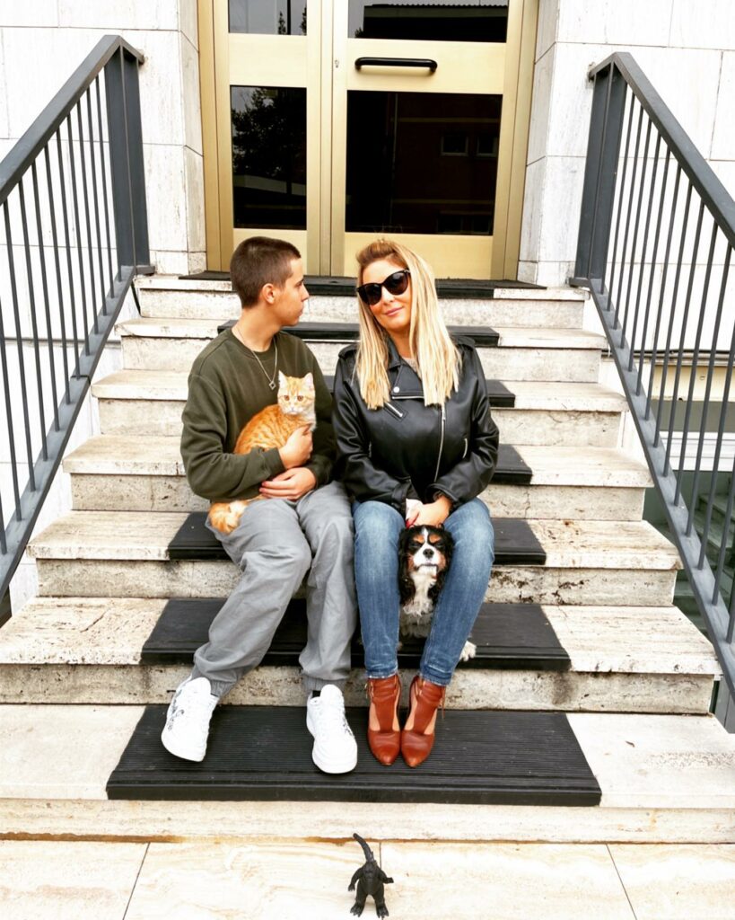 Selvaggia Lucarelli, Ehi Leon, ti va di fare una foto con me e i nostri animaletti nella via dove que… su Instagram delizia i suoi fan