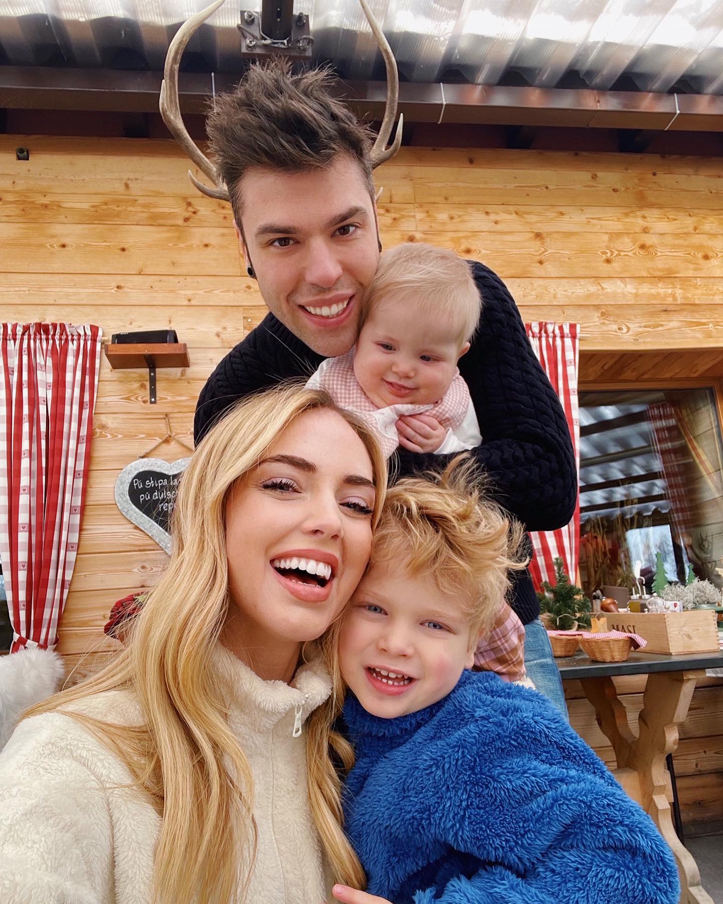 Fedez Corna natalizie...