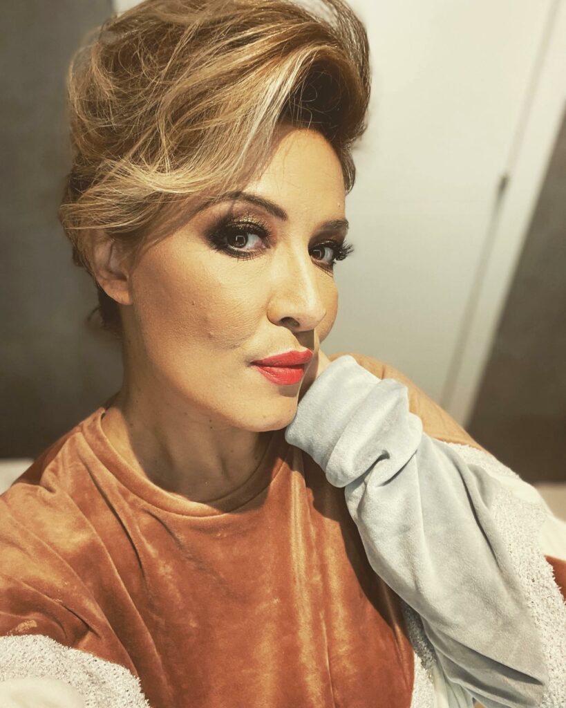 Selvaggia Lucarelli, Stamattina mi sono svegliata così, acqua e sapone, come ieri sera a Ballando! Gr… su Instagram delizia i suoi fan