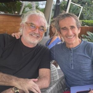 Avete presente quella figura televisiva dalle movenze eleganti e dallo sguardo magnetico? Quel...