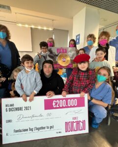 Fedez, Oggi sono andato a trovare   per consegnare l’assegno di 200mila euro che la mia… su Instagram per i suoi fan