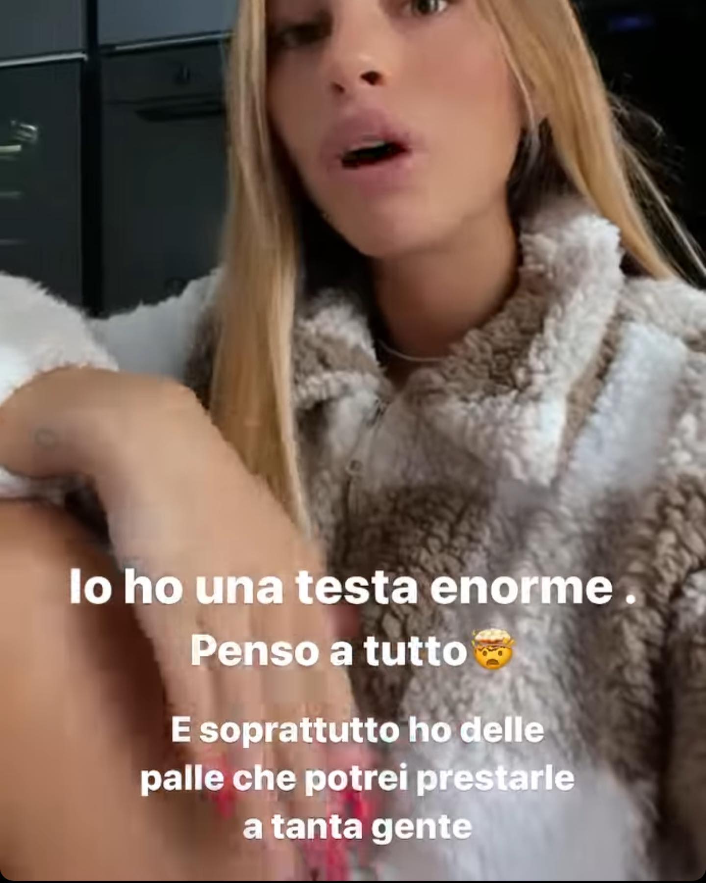 Selvaggia Lucarelli Chiara Nasti, 2 milioni di follower, ci spiega che è pieno di suoi coetanei rovi...