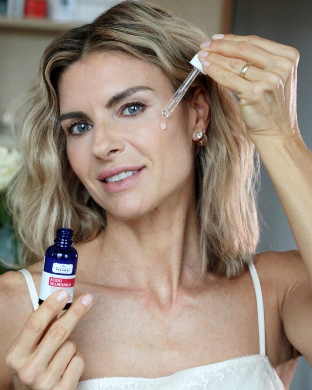 Martina Colombari, La mia routine di bellezza? Ogni mattina, applico sul viso qualche goccia di Con… su Instagram delizia i suoi fan