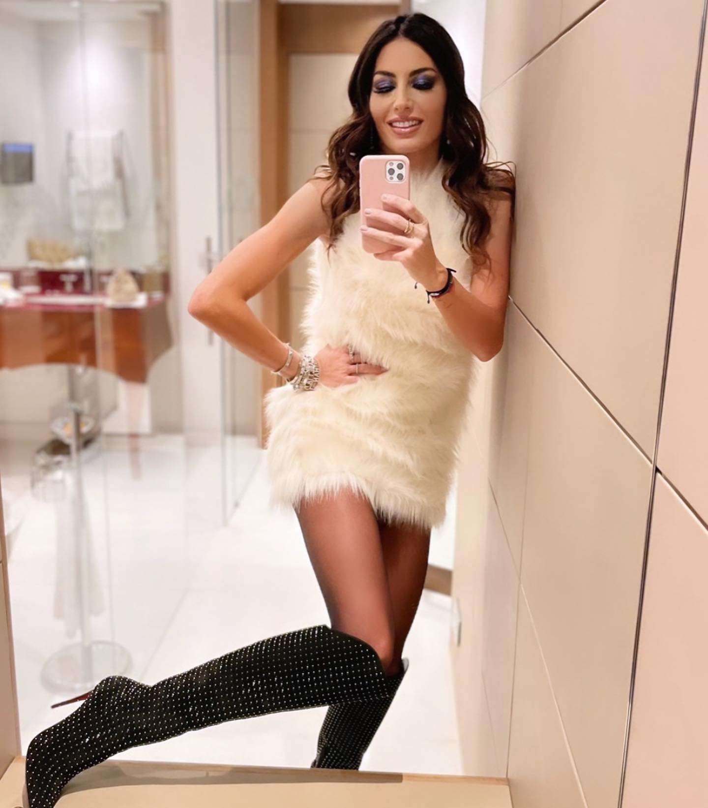 Elisabetta Gregoraci Stasera alla prima dì “Super Eroi” piume e paillettes per me
.
.
.
Abito:
S...