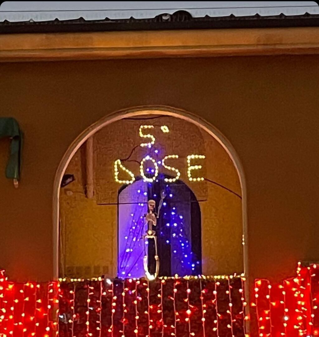 Selvaggia Lucarelli, Non è uno scherzo: luminaria natalizia a Milano Bovisa. Qui ormai non servono i … su Instagram per i suoi fan