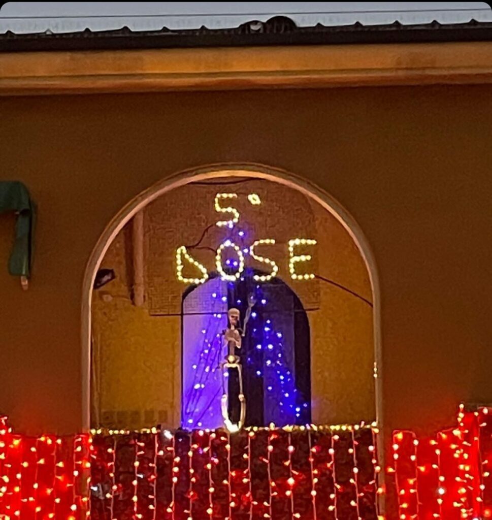 Selvaggia Lucarelli, Non è uno scherzo: luminaria natalizia a Milano Bovisa. Qui ormai non servono i … su Instagram per i suoi fan