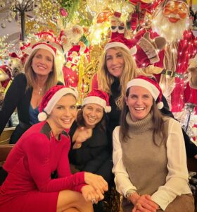 Martina Colombari, Peccato non potervi “spacchettare” ….. la vostra amicizia e’ il regalo più bello… su Instagram per i suoi fan