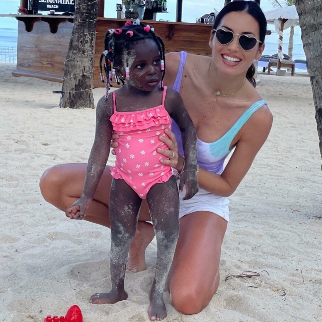 Eccola lì, la regina delle passerelle, l'indiscussa diva del mondo dello spettacolo, la radiosa...