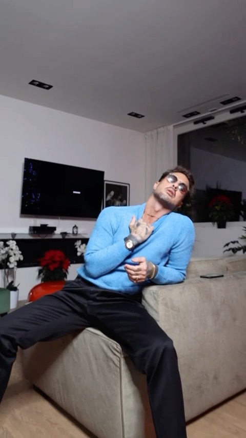 Vi presento il nostro amato Fabrizio Corona, l'uomo che ha fatto delle sue vicende giudiziarie un...