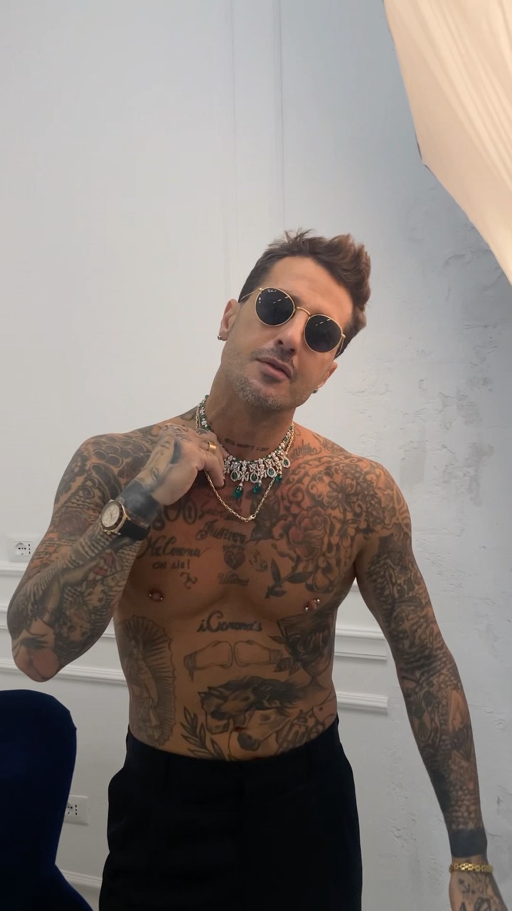 Fabrizio Corona, il noto "re dei paparazzi", ha fatto parlare di sé negli ultimi anni per le sue...