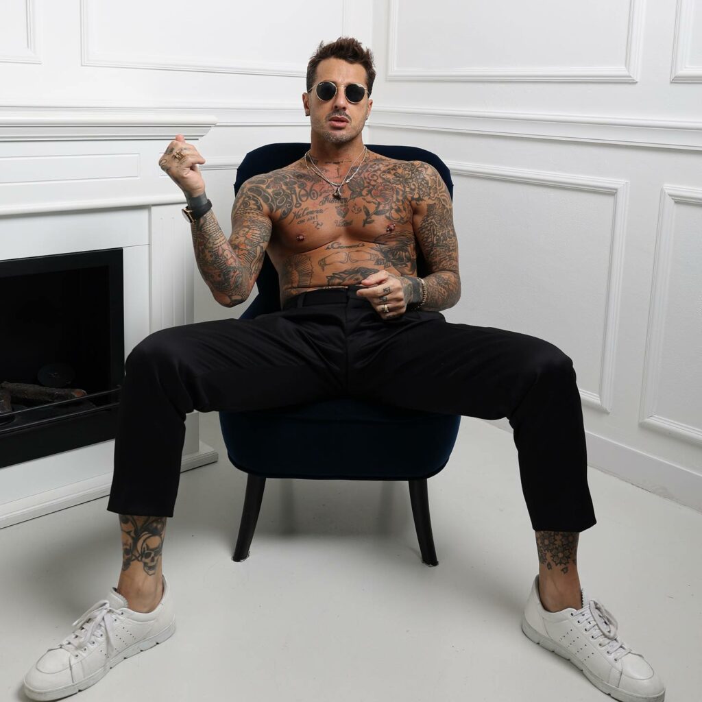 Fabrizio Corona, l'uomo che ha reso le foto rubate un'arte, il re dei paparazzi di se stesso, il...