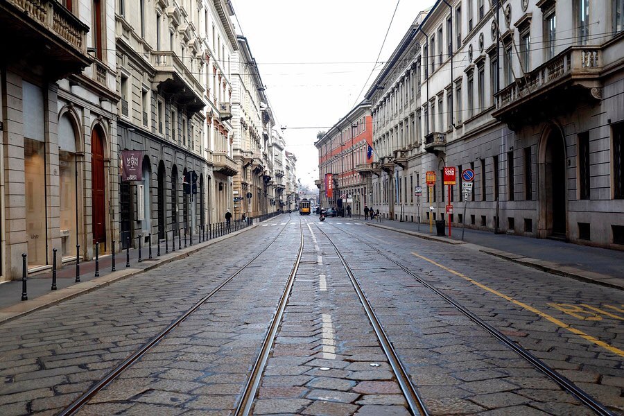 Selvaggia Lucarelli Domanda: ma solo Milano è completamente priva di traffico in questi giorni a tut...
