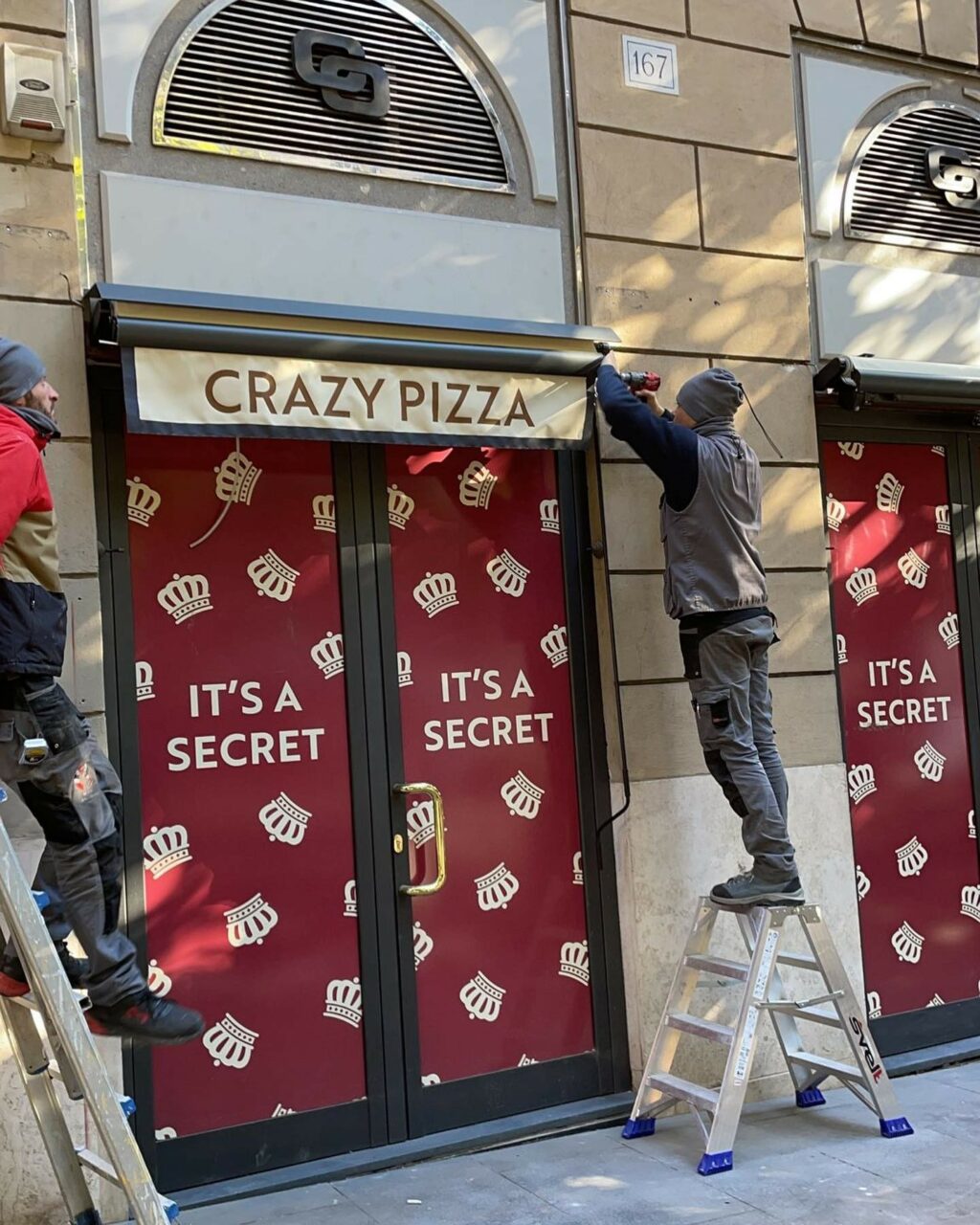 Flavio Briatore, l'uomo dalle mille vite e dalle mille avventure. Con il suo sguardo magnetico e il...