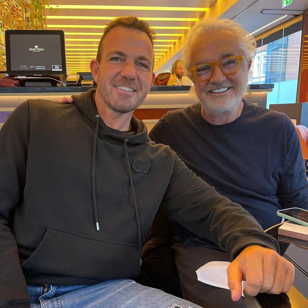 Flavio Briatore, l'uomo dai mille volti e altrettante avventure. Il magnate dell'imprenditoria, il...