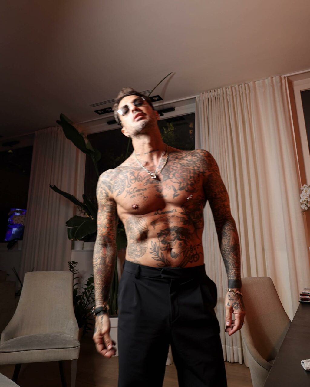 Fabrizio Corona, l'uomo che ha fatto dell'arte di finire nei guai un vero e proprio mestiere. Con la...